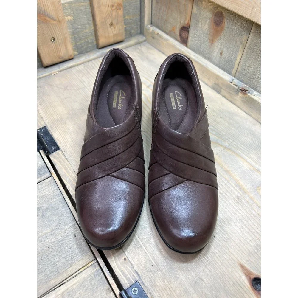 US6.5M Clarks Collection Brown Slip On Ankle Bootie Shoes leather
